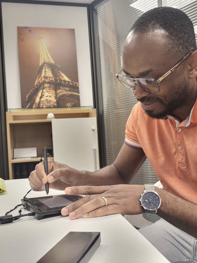 Romain signe son acte d’achat